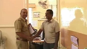 Video : Honest auto driver returns Rs. 5 lakh to rightful owner