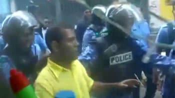 Video : Ex-President Nasheed taken away by Army