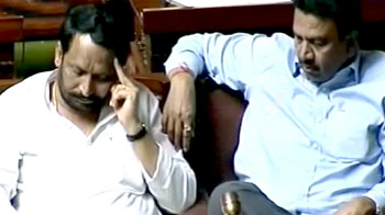 पोर्न वीडियो : आरोपी पूर्व मंत्री ने इलाके की बिजली कटवाई