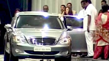 Video : Aishwarya, Beti B visit Amitabh Bachchan