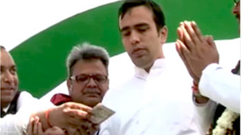 लोगों से रुपये लेते पकड़े गए जंयत