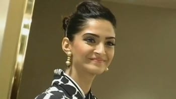Video : Stylish Sonam at the Burberry show