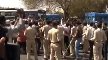 Video : Congress workers, police clash in Gandhinagar