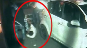 दिल्ली में सड़क पर सरेआम मारपीट