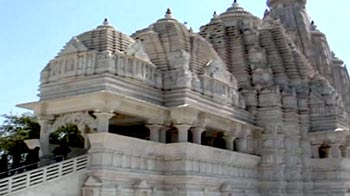 इस मंदिर में दो तरह के देवता हैं...