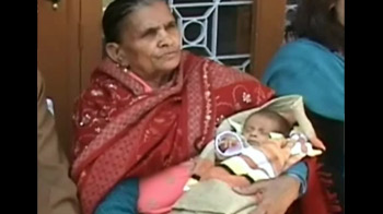 65 साल की महिला ने दिया बच्चे को जन्म
