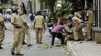 Video : Bangalore lawyers attack reporters with stones, iron chairs