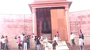 Video : UP polls: Covers come off statues of Mayawati in Lucknow, Noida