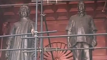 मायावती के बुतों से पर्दे हटाए गए