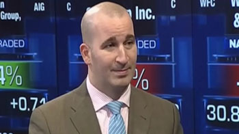 EU service sector slows down; China cuts GDP target