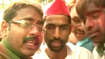 Samajwadi Party workers celebrate, praise Akhilesh
