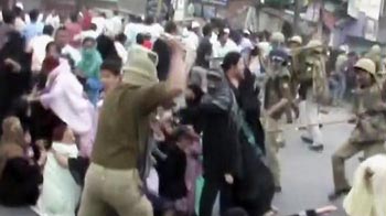 Video : Samajwadi Party workers block road, attack cars in Firozabad