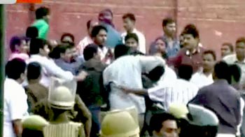 जीत के नशे में चूर सपाइयों का हंगामा