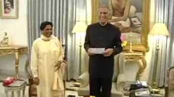 Video : Mayawati meets Governor and resigns