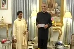 Mayawati meets Governor and resigns Mayawati meets Governor and resigns