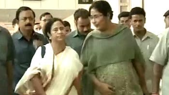 Video : Mamata keeps Congress on edge, will send emissaries to swearing-in ceremonies