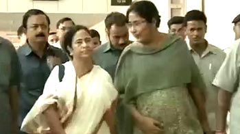 Mamata keeps Congress on edge, will send emissaries to swearing-in ceremonies
