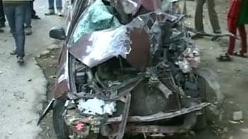 Videos : लांसर कार बस से टकराई, तीन मरे