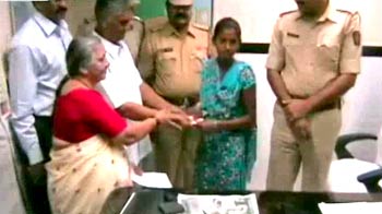 कचरा बीनने वाली ने लौटाया 10 लाख का सोना