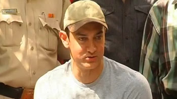 Video : Aamir's romantic poetry for Salman