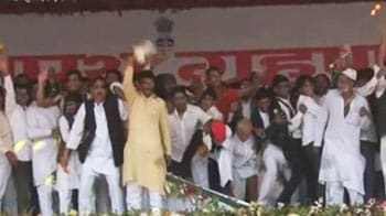 Video : Samajwadi Party workers on bad behaviour at Akhilesh swearing-in