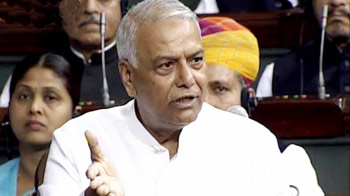 रेलमंत्री के इस्तीफे पर लोकसभा में हंगामा