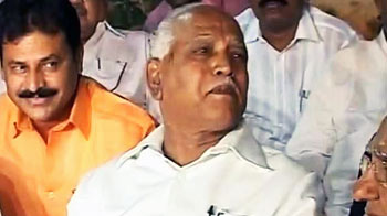 कर्नाटक में राजनीतिक संकट गहराया