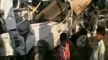 Videos : हाथरस में जीप-ट्रेन की टक्कर, 15 मरे