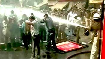 Videos : सपा के राज में शिक्षकों पर फिर लाठीचार्ज