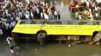 Video : 14 children killed as school bus falls into canal