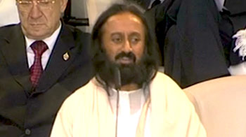 सरकारी स्कूल नक्सली बनाते हैं : श्रीश्री