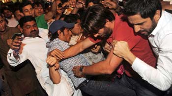 Shahid Afridi beats up fan at Karachi Airport