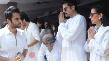 Bollywood prays for Mona Kapoor