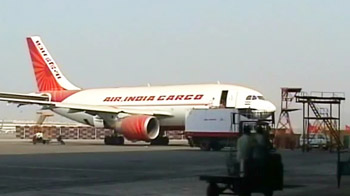 एयर इंडिया के 4 पायलट, 6 कर्मचारी बर्खास्त