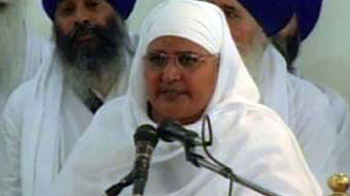 पैर छूकर पुलिस ने जेल में किया कैदी का स्वागत