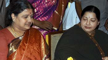 Jayalalithaa revokes expulsion of former aide Sasikala