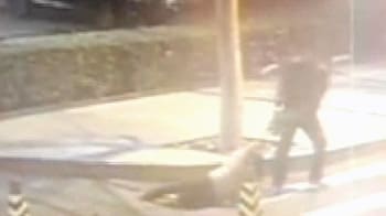 Video : Caught on CCTV: Thief attacks woman till cops intervene