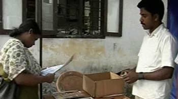 Video : Vendors on strike, Kerala newspaper readers join hands for distribution