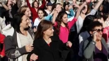 Video : Female voters rally around Obama