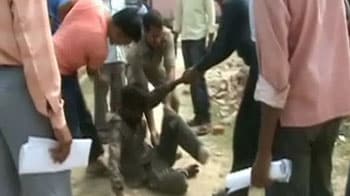Videos : विकलांग को भी नहीं बख्शा 'बर्बर' पुलिस ने