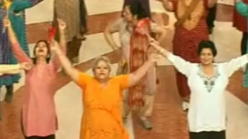 मॉल में जमकर थिरके बुजुर्ग