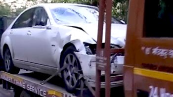 दिल्ली में मर्सिडीज ने पुलिसवालों को रौंदा