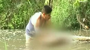 पिता ने 11 महीने की बच्ची को नाले में फेंका पिता ने 11 महीने की बच्ची को नाले में फेंका