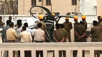 एक अपार्टमेंट की छत पर उतरा हेलीकॉप्टर