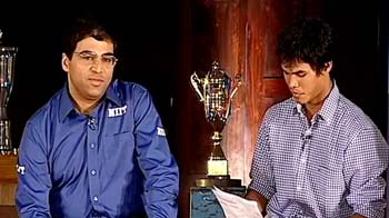 Video : Vishy Anand tells Somdev how to sound like a chess pro!