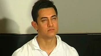 Aamir at his humourous best in green pants Aamir at his humourous best in green pants