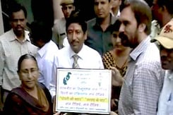 Ansar Burney meets Sarabjit Singh's family Ansar Burney meets Sarabjit Singh's family