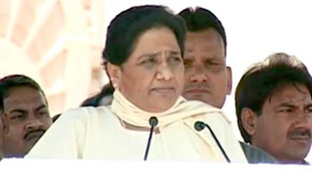 Video : Samajwadi Party must not speak against statues, warns Mayawati