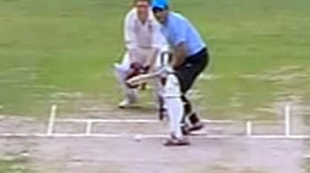 Videos : सांसदों के क्रिकेट मैच में चमका अजहर का बल्ला