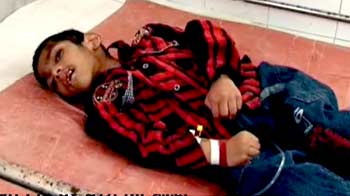 कई ट्रेनें ऊपर से गुज़रीं, फिर भी सलामत रहा बच्चा